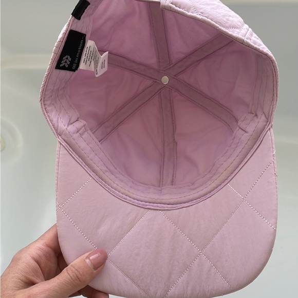 Quilted hat with adjustable strap - Picture 4 of 5